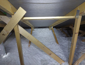 Zateplení stropu dřevostavby pomocí foukané izolace